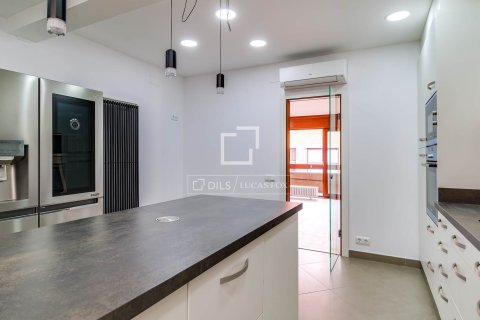 4 bedrooms apartment for rent in Barcelona, Catalonia, Spain № 6364 - photo 15