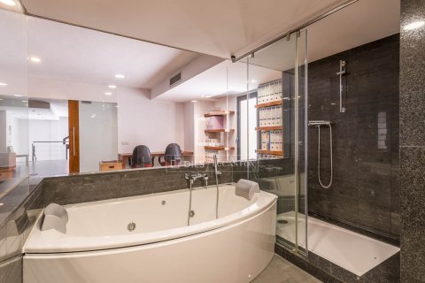 Купить квартиру в Барселона, Испания с 1 спальня, 290м², № 7262 - фото 17