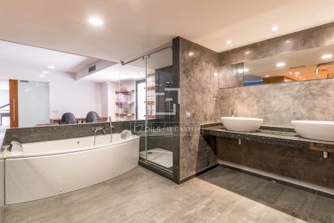 Купить квартиру в Барселона, Испания с 1 спальня, 290м², № 7262 - фото 19