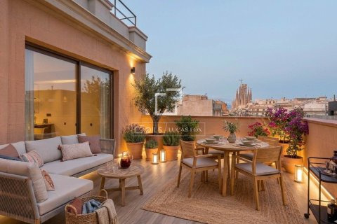 Ático de 2 dormitorios en venta en Barcelona, Cataluña, Spain № 7259 - foto 4