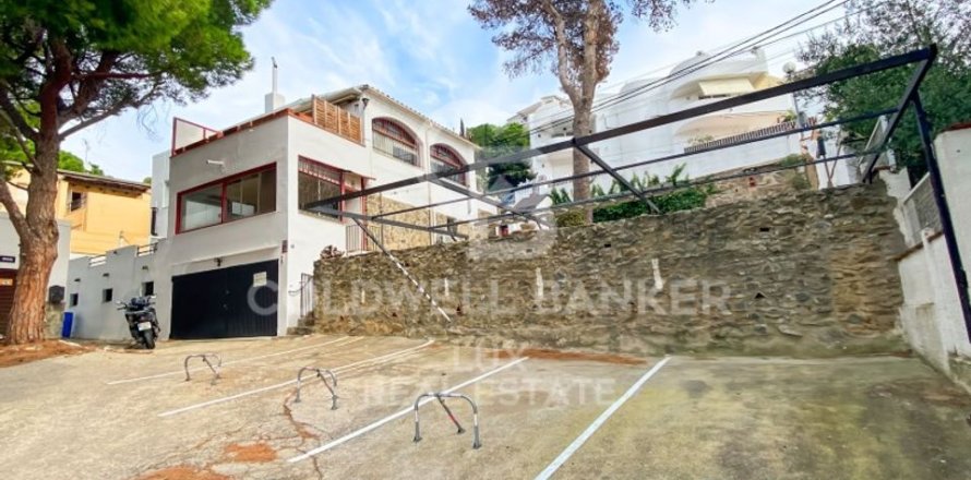 Вилла с 4 спальнями в Розы, Герона, Каталония, Испания № 2476