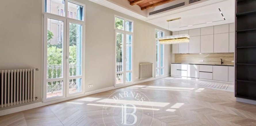 Квартира с 3 спальнями в Эшампле, Барселона, Каталония, Испания № 2473