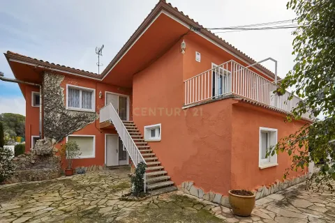 Apartamento de 11 dormitorios en venta en Canet de Mar, Barcelona, Cataluña, Spain № 6863 - foto 2
