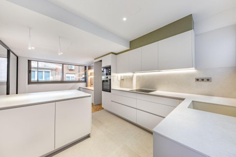 Apartamento de 4 dormitorios en venta en Barcelona, Cataluña, Spain № 6860 - foto 2