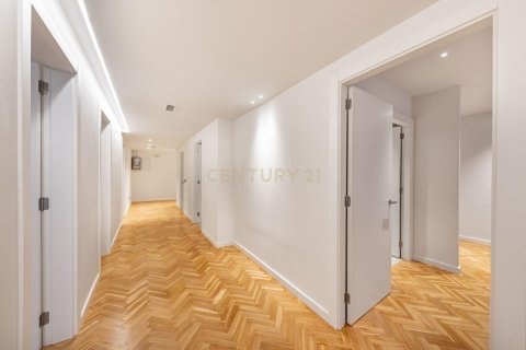 Apartamento de 4 dormitorios en venta en Barcelona, Cataluña, Spain № 6860 - foto 25