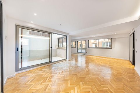 Apartamento de 4 dormitorios en venta en Barcelona, Cataluña, Spain № 6860 - foto 6