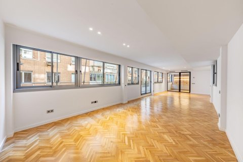 Apartamento de 4 dormitorios en venta en Barcelona, Cataluña, Spain № 6860 - foto 5