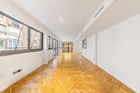 Apartamento de 4 dormitorios en venta en Barcelona, Cataluña, Spain № 6860 - foto 8
