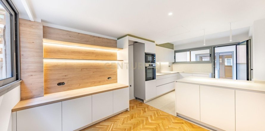 Apartamento de 4 dormitorios en venta en Barcelona, Cataluña, Spain № 6860