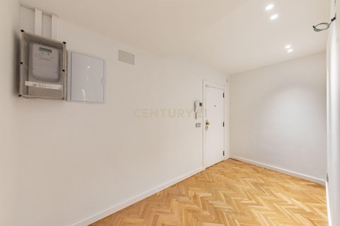 Apartamento de 4 dormitorios en venta en Barcelona, Cataluña, Spain № 6860 - foto 22