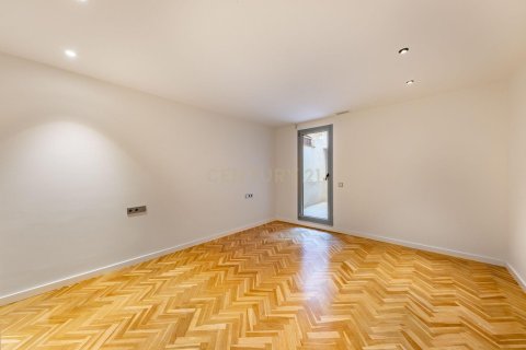 Apartamento de 4 dormitorios en venta en Barcelona, Cataluña, Spain № 6860 - foto 24