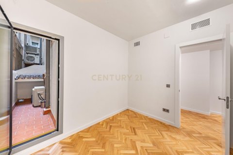 Apartamento de 4 dormitorios en venta en Barcelona, Cataluña, Spain № 6860 - foto 19