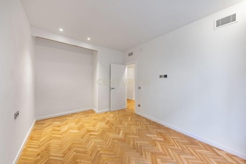 Apartamento de 4 dormitorios en venta en Barcelona, Cataluña, Spain № 6860 - foto 26