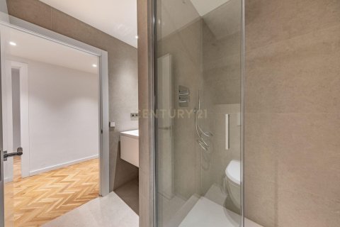 Apartamento de 4 dormitorios en venta en Barcelona, Cataluña, Spain № 6860 - foto 18
