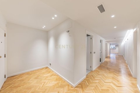 Apartamento de 4 dormitorios en venta en Barcelona, Cataluña, Spain № 6860 - foto 10