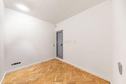 Apartamento de 4 dormitorios en venta en Barcelona, Cataluña, Spain № 6860 - foto 12