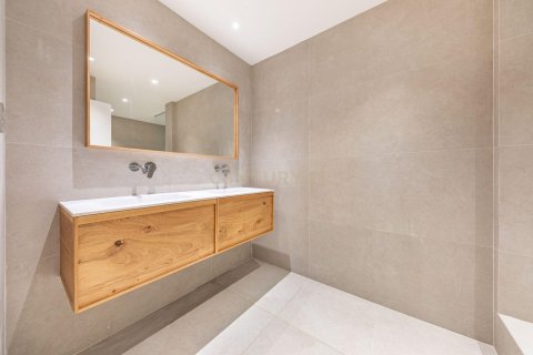 Apartamento de 4 dormitorios en venta en Barcelona, Cataluña, Spain № 6860 - foto 30