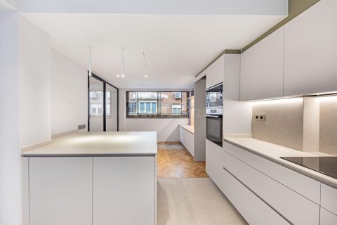 Apartamento de 4 dormitorios en venta en Barcelona, Cataluña, Spain № 6860 - foto 3