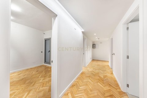 Apartamento de 4 dormitorios en venta en Barcelona, Cataluña, Spain № 6860 - foto 23