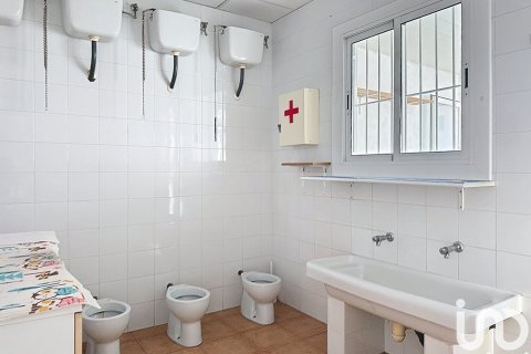 194 sq.m. commercial property for rent in Vilanova i la Geltru, Barcelona, Catalonia, Spain № 5133 - photo 11