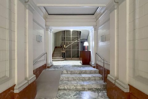 Apartamento de 3 dormitorios en venta en Barcelona, Cataluña, Spain № 1032 - foto 16