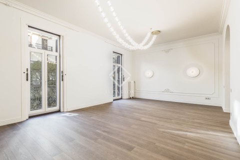 Купить квартиру в Эшампле, Испания с 4 спальни, 200м², № 2762 - фото 2