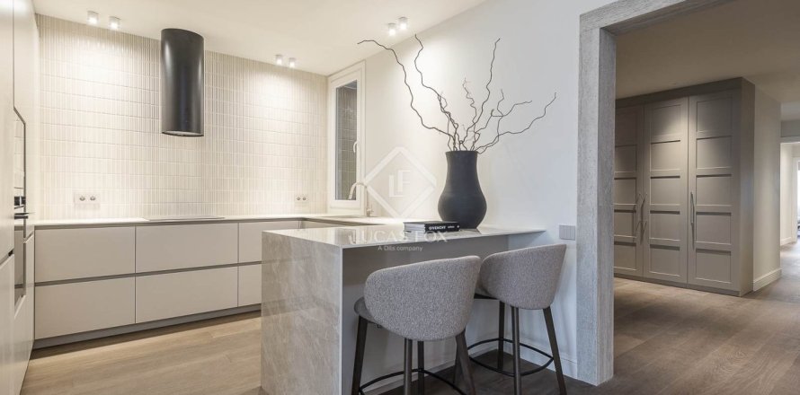 Квартира с 3 спальнями в Эшампле, Барселона, Каталония, Испания № 2765