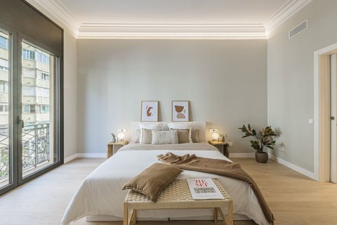 Apartamento de 5 dormitorios en venta en Barcelona, Cataluña, Spain № 7284 - foto 2