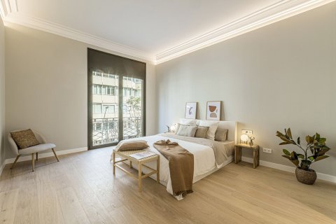 Apartamento de 5 dormitorios en venta en Barcelona, Cataluña, Spain № 7284 - foto 3