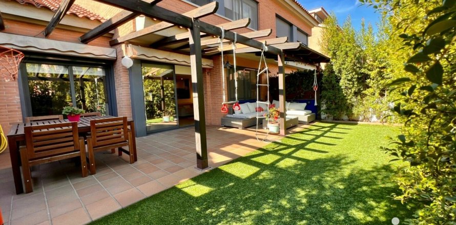 Дом с 5 спальнями в Сан-Андреу-де-Льяванересе, Барселона, Каталония, Испания № 5089