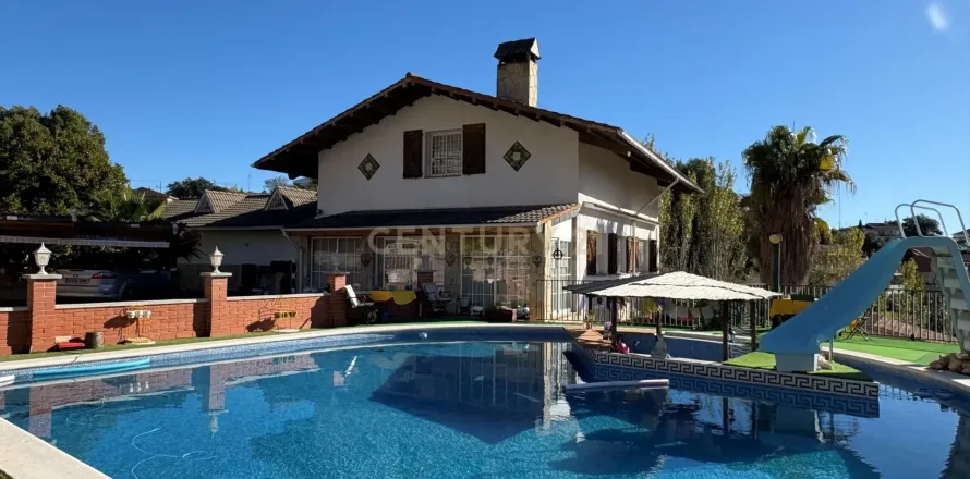 Сasa de 6 dormitorios en venta en Torrelles de Llobregat, Barcelona, Cataluña, Spain № 6910
