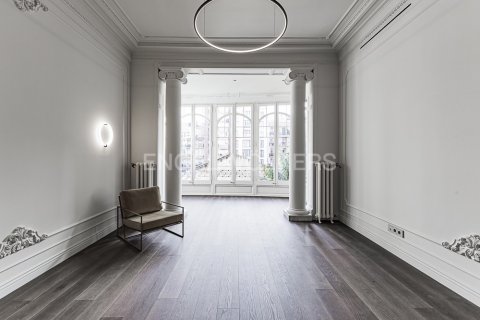 Квартира с 4 спальнями в Эшампле, Барселона, Каталония, Испания № 2641