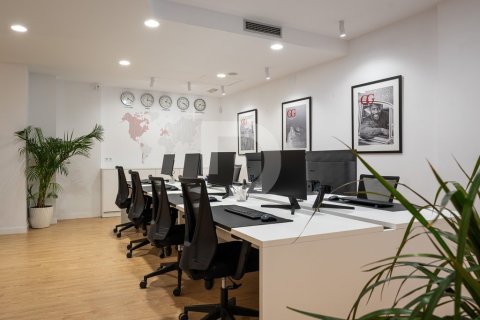 347 sq.m. commercial property for sale in L'Eixample, Barcelona, Catalonia, Spain № 4545 - photo 3