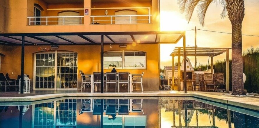 Дом с 5 спальнями в Л'Аметлья-де-Мар, Таррагона, Каталония, Испания № 5110