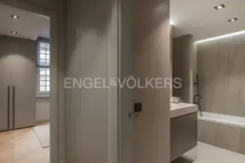 Apartamento de 4 dormitorios en venta en Ciudad Vieja, Barcelona, Cataluña, Spain № 2634 - foto 5