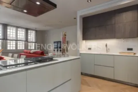 Apartamento de 4 dormitorios en venta en Ciudad Vieja, Barcelona, Cataluña, Spain № 2634 - foto 2