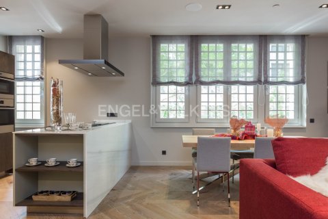 Купить квартиру в Старый город, Барселона, Испания с 4 комнаты, 152м², № 2635 - фото 3