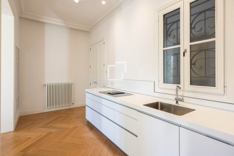 Apartamento de 3 dormitorios en alquiler en Barcelona, Cataluña, Spain № 7247 - foto 16