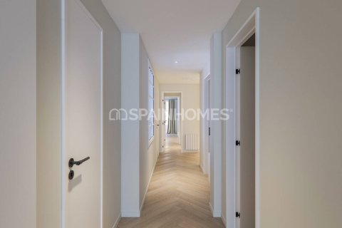 Купить квартиру в Барселона, Испания с 4 комнаты, 140м², № 1304 - фото 21