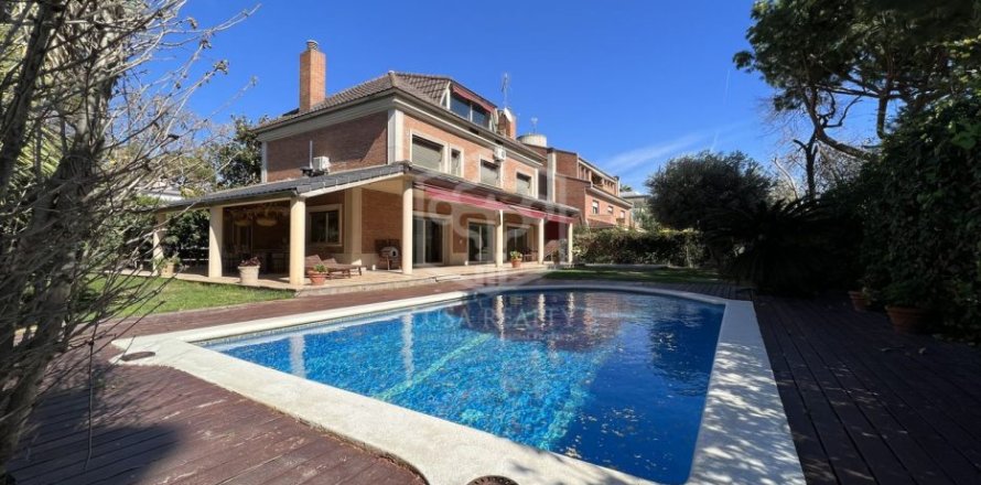 Вилла с 4 спальнями в Барселоне, Каталония, Испания № 1300