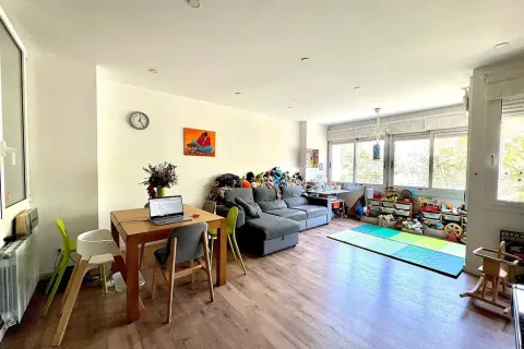 Купить квартиру в Барселона, Испания с 4 комнаты, 109м², № 1413 - фото 3