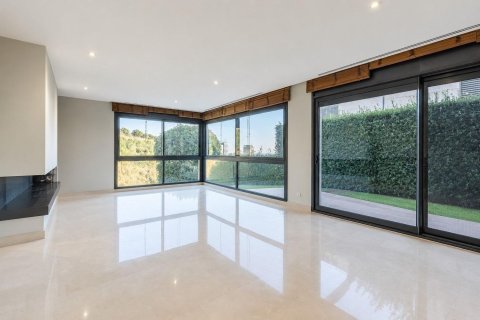 Купить дом в Эсплугес-де-Льобрегат, Испания с 6 комнат, 492м², № 8143 - фото 2