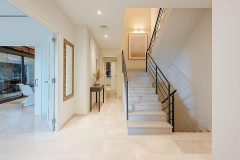 Купить дом в Эсплугес-де-Льобрегат, Испания с 6 комнат, 492м², № 8143 - фото 11