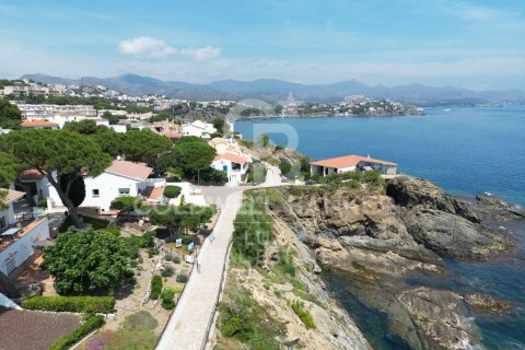 1053 sq.m. commercial property for sale in Llanca, Girona, Catalonia, Spain № 5582 - photo 2