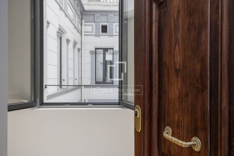 Apartamento de 3 dormitorios en venta en Barcelona, Cataluña, Spain № 6553 - foto 24