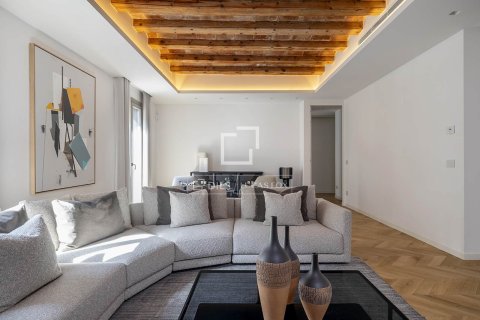 Apartamento de 3 dormitorios en venta en Barcelona, Cataluña, Spain № 6553 - foto 2