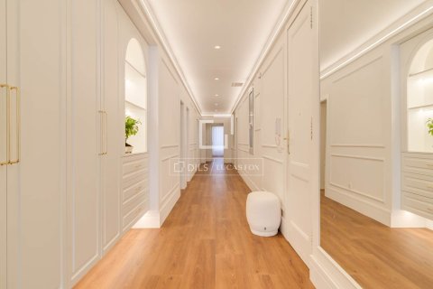 Apartamento de 5 dormitorios en venta en Barcelona, Cataluña, Spain № 6557 - foto 18