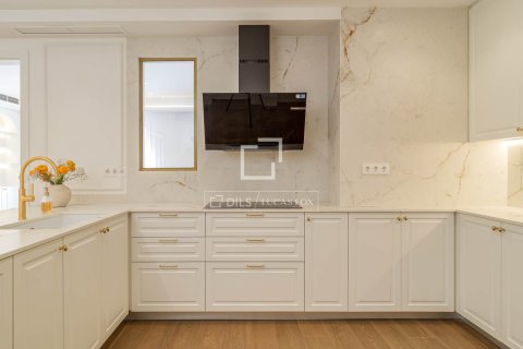 Apartamento de 5 dormitorios en venta en Barcelona, Cataluña, Spain № 6557 - foto 3