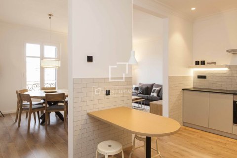 Apartamento de 3 dormitorios en venta en Barcelona, Cataluña, Spain № 3834 - foto 2