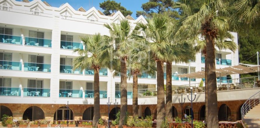 Коммерческая недвижимость с 400 спальнями в Бланесе, Герона, Каталония, Испания № 1812